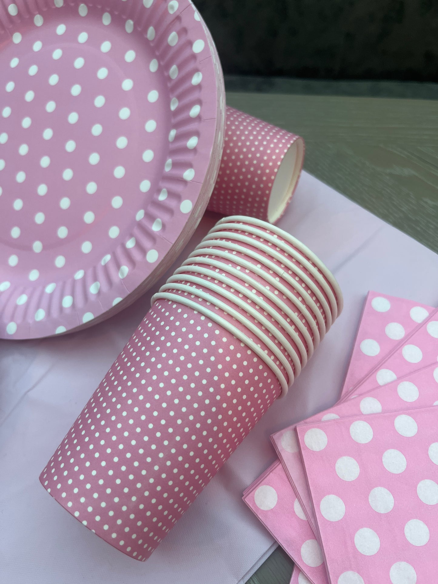 Disposable tableware 201 pcs - Polka Dots Pink.